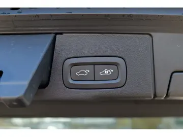 VOLVO XC60 B5 Ultimate Dark AWD FACEL. LED AHK STANDHZ