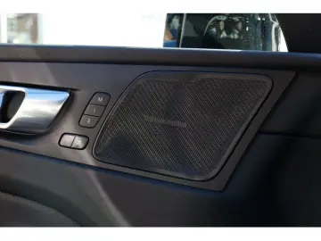 VOLVO XC60 B5 Ultimate Dark AWD FACEL. LED AHK STANDHZ