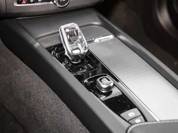 VOLVO XC60 Plus Dark AWD B5 Benzin EU6d Allrad Leder d