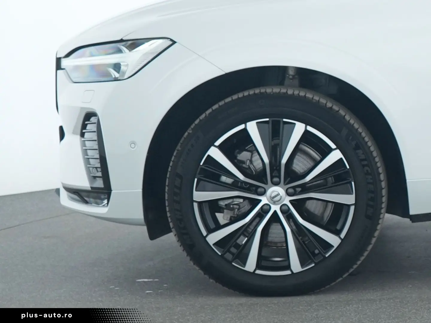 VOLVO XC60 Plus Dark 360  AHK ACC LED Kessy SHZ PDC