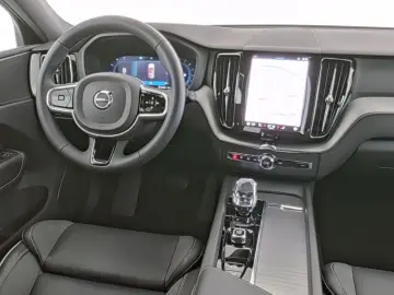 VOLVO XC60 Plus Dark 360  AHK ACC LED Kessy SHZ PDC