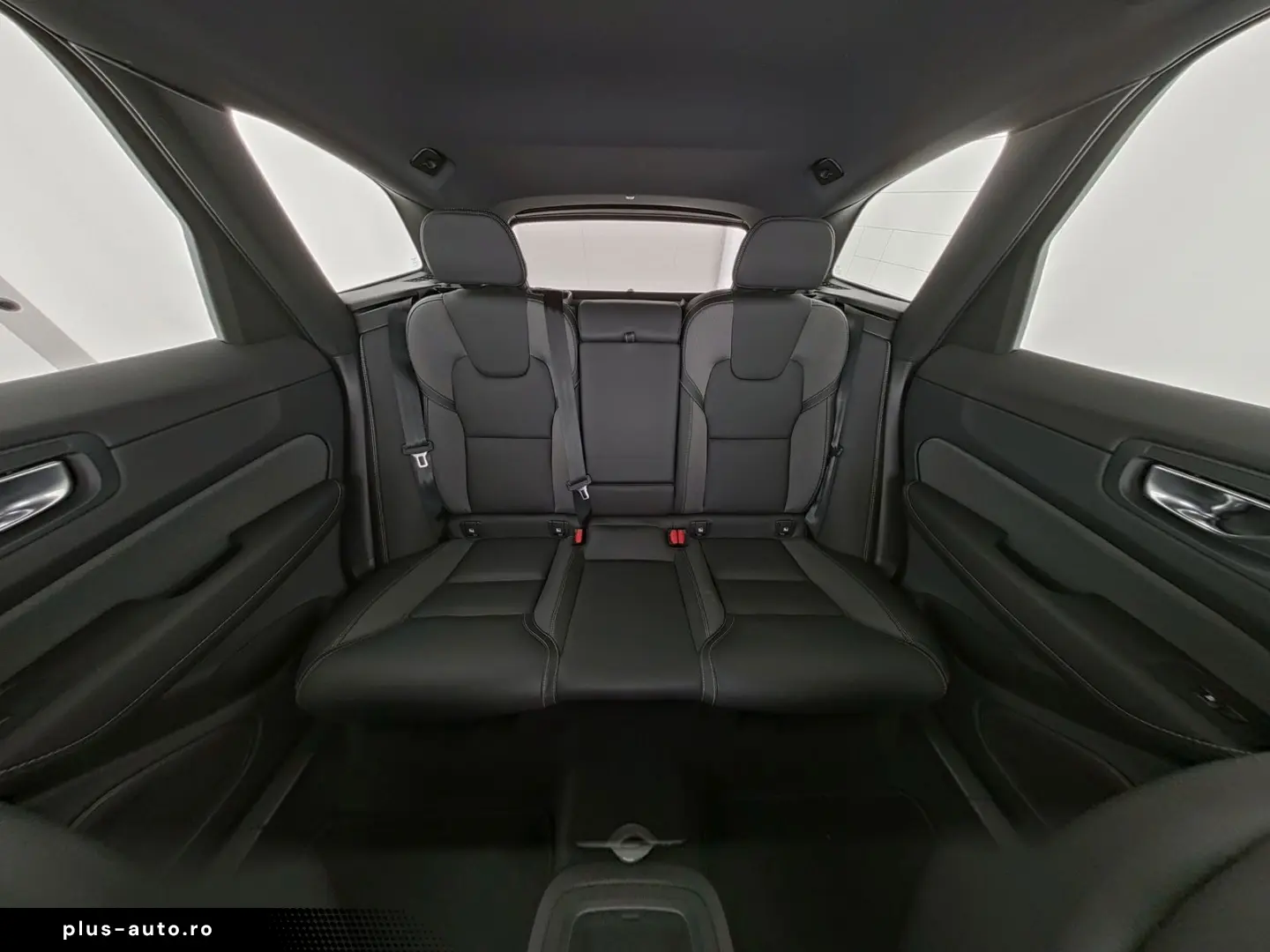VOLVO XC60 Plus Dark 360  AHK ACC LED Kessy SHZ PDC