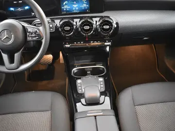 MERCEDES-BENZ A 180d