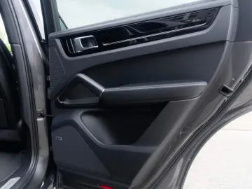 Porsche Cayenne S Coupe_ChronoPack_Bose