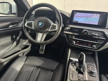 BMW 530e Lim M Sportpaket DrivAs ParkAs HUD SHZ