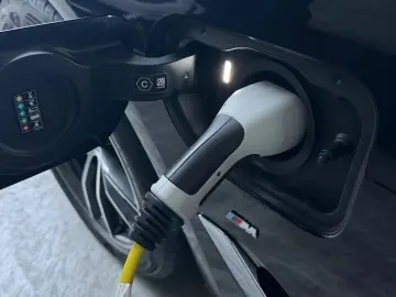 BMW 530e M SPORT KAMERA HARMAN HUD KEY 4x KLIMAT