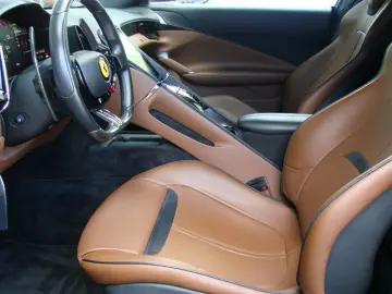 FERRARI Roma V8