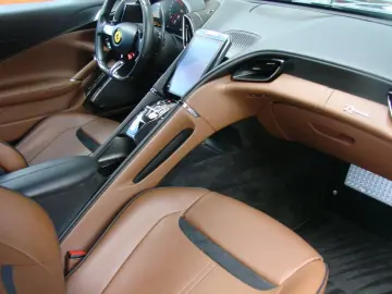 FERRARI Roma V8