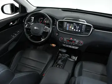 Kia Sorento - Platinum - 200 cp - Aut - 4x4 5 LOCURI
