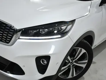 Kia Sorento - Platinum - 200 cp - Aut - 4x4 5 LOCURI