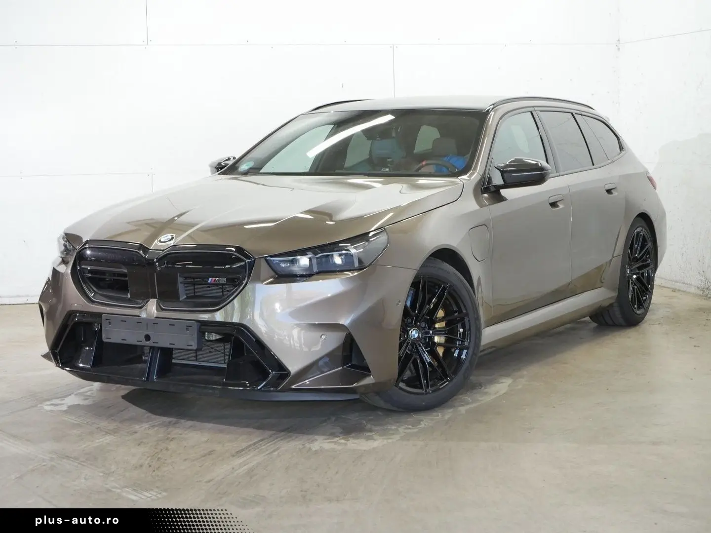 BMW M5 Touring M Driver's Package Iconic Glow Bowers