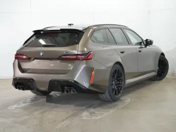BMW M5 Touring M Driver's Package Iconic Glow Bowers