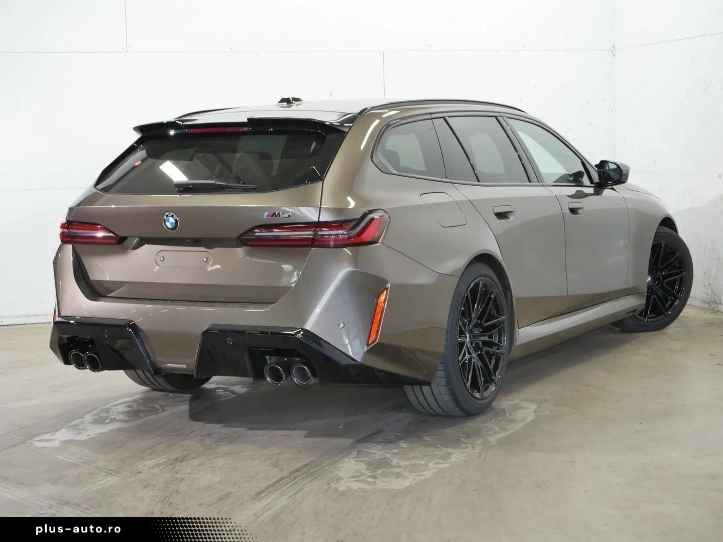 BMW M5 Touring M Driver's Package Iconic Glow Bowers
