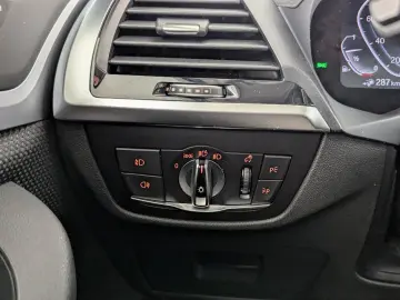 BMW X3 xDrive30e Advantage LED NAVI PANO SHZ PDC BC