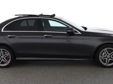MERCEDES-BENZ E 300 de AMG