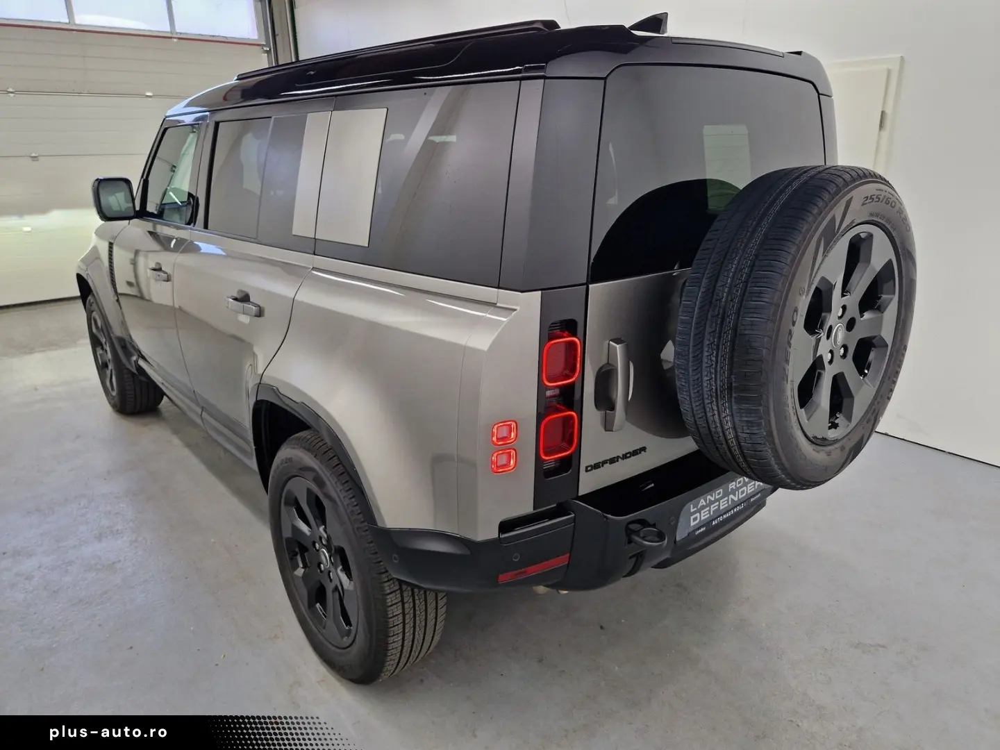 LAND ROVER Defender 110 D250 X-Dynamic SE