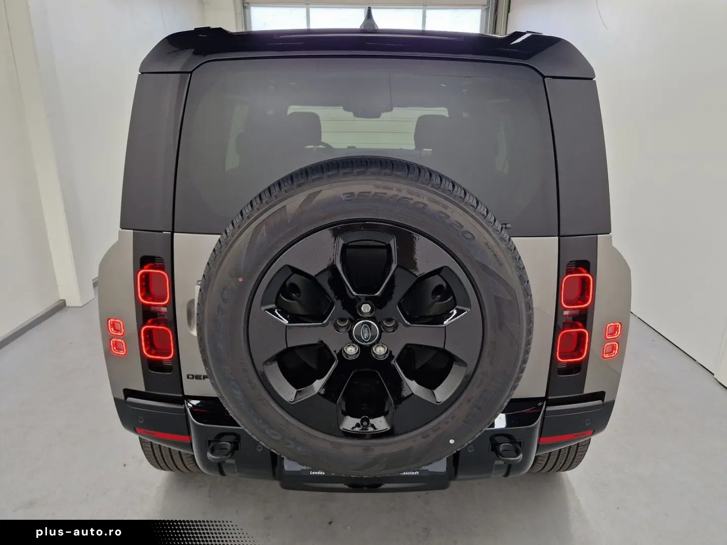 LAND ROVER Defender 110 D250 X-Dynamic SE