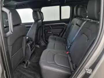 LAND ROVER Defender 110 D250 X-Dynamic SE