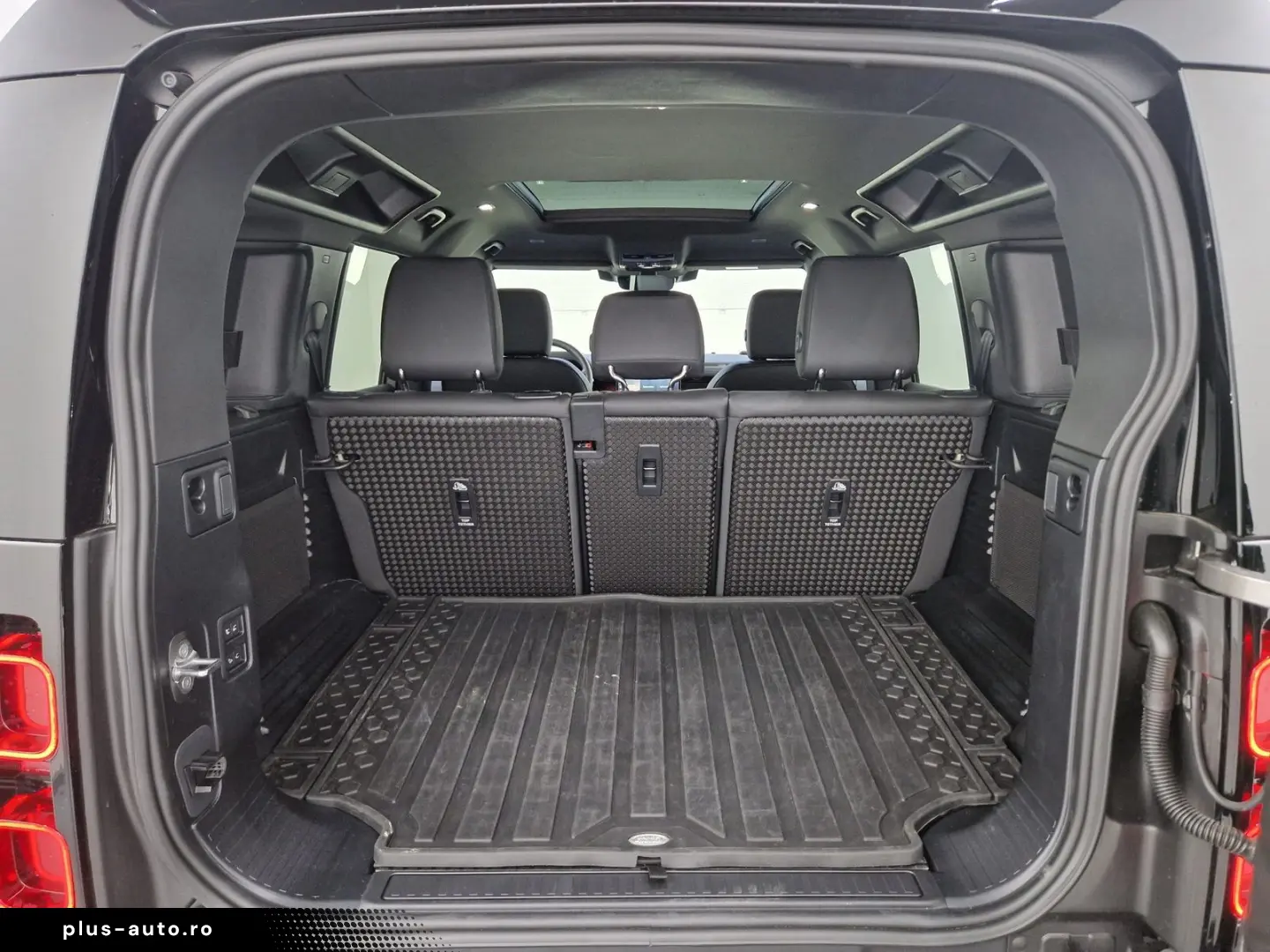 LAND ROVER Defender 110 D250 X-Dynamic SE