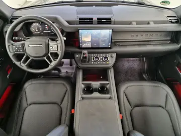 LAND ROVER Defender 110 D250 X-Dynamic SE