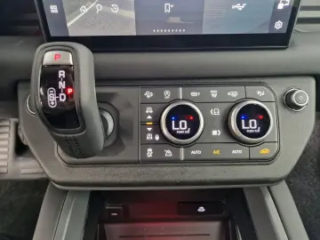 LAND ROVER Defender 110 D250 X-Dynamic SE