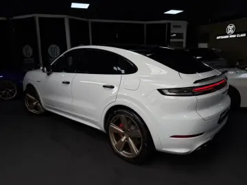Porsche Cayenne Coupe Turbo E-Hybrid Chrono Carbon Tv