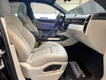 PORSCHE Cayenne Turbo Matrix Keramik Bose HuD Panorama