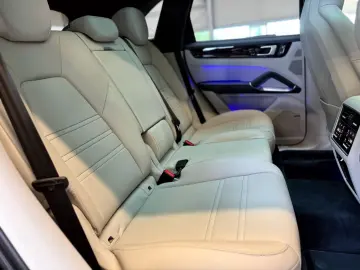 PORSCHE Cayenne Turbo Matrix Keramik Bose HuD Panorama