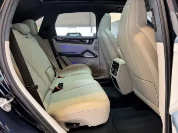 PORSCHE Cayenne Turbo Matrix Keramik Bose HuD Panorama