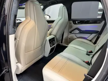 PORSCHE Cayenne Turbo Matrix Keramik Bose HuD Panorama