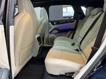 PORSCHE Cayenne Turbo Matrix Keramik Bose HuD Panorama