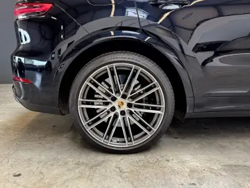 PORSCHE Cayenne Turbo Matrix Keramik Bose HuD Panorama