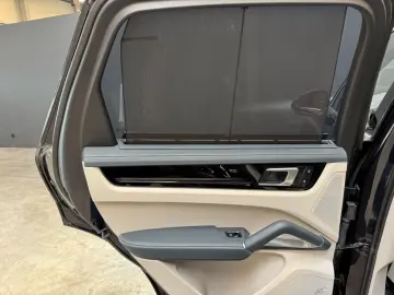 PORSCHE Cayenne Turbo Matrix Keramik Bose HuD Panorama