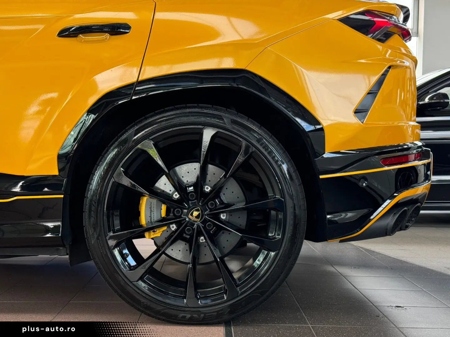LAMBORGHINI Urus Carbon Q-Citura Pano B&O HUD Ambiente 23