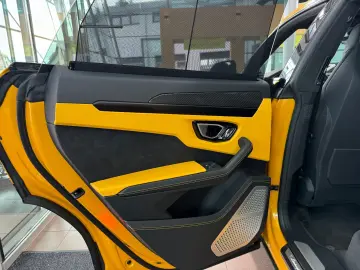 LAMBORGHINI Urus Carbon Q-Citura Pano B&O HUD Ambiente 23