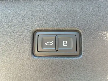 AUDI Q8 55 TFSI e quattro S-LINE MATRIX PANO HUD AHK