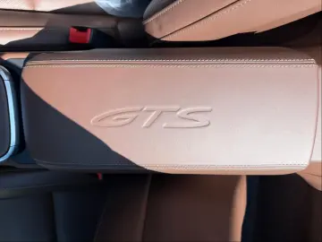 Porsche 911 Carrera GTS T-Hybrid Cabriolet
