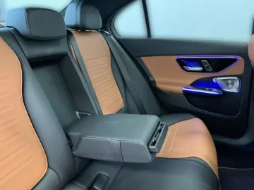 MERCEDES-BENZ Třídy C C 220d 4MATIC AMG Line Night