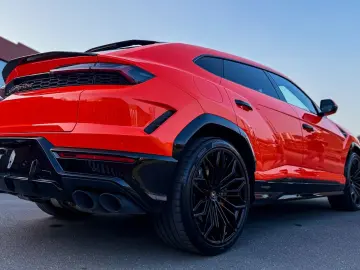 LAMBORGHINI Urus SE 4.0 V8 PHEV B&O 3D  Rear Entertainment