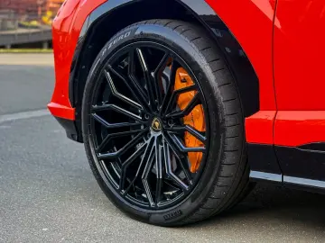 LAMBORGHINI Urus SE 4.0 V8 PHEV B&O 3D  Rear Entertainment