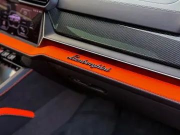 LAMBORGHINI Urus SE 4.0 V8 PHEV B&O 3D  Rear Entertainment