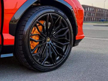 LAMBORGHINI Urus SE 4.0 V8 PHEV B&O 3D  Rear Entertainment