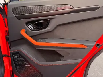 LAMBORGHINI Urus SE 4.0 V8 PHEV B&O 3D  Rear Entertainment