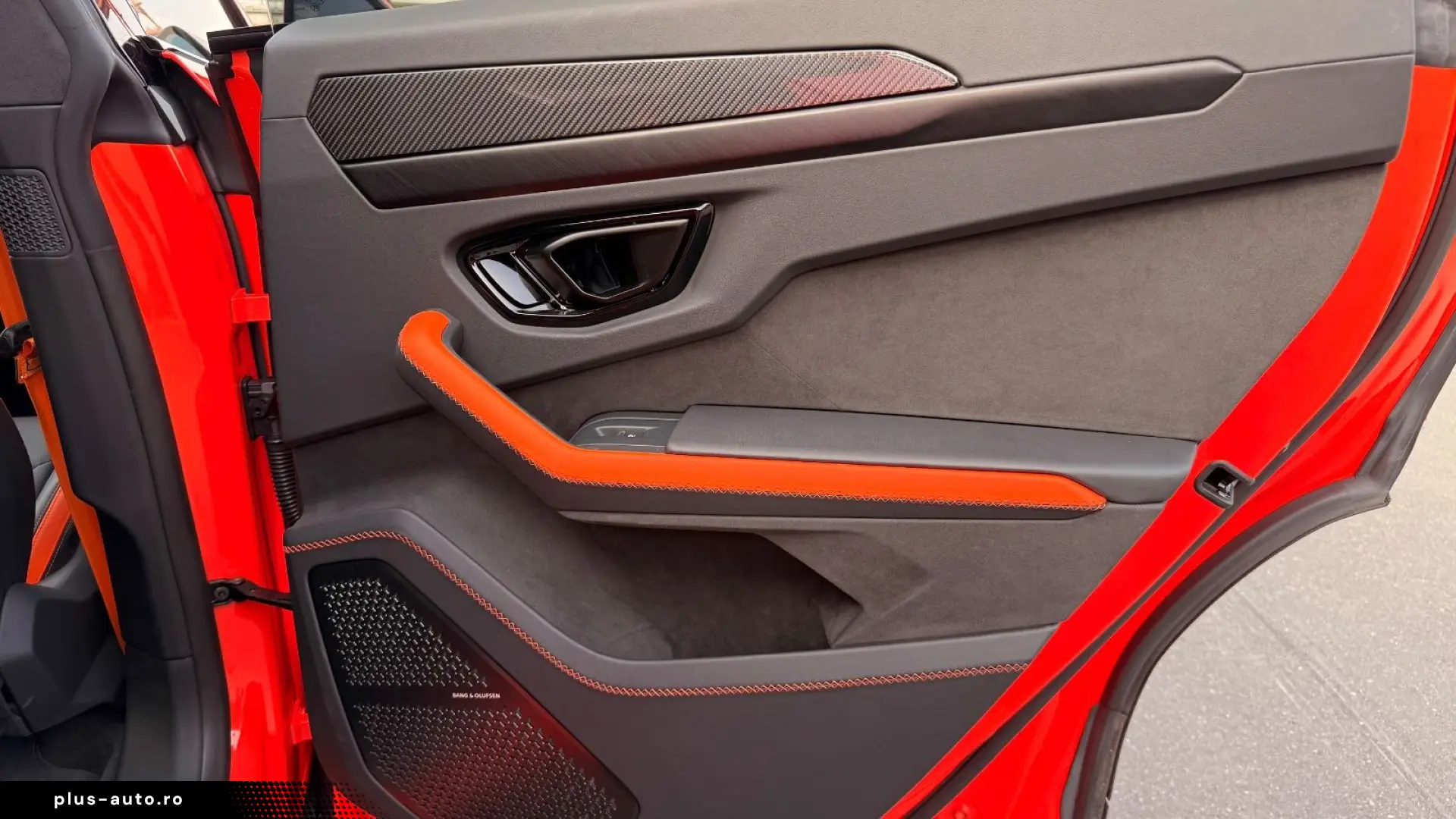 LAMBORGHINI Urus SE 4.0 V8 PHEV B&O 3D  Rear Entertainment