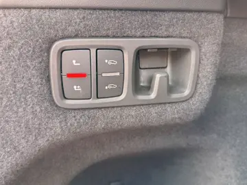 LAMBORGHINI Urus SE 4.0 V8 PHEV B&O 3D  Rear Entertainment