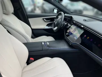 MERCEDES-BENZ E 220 d AMG Night SUPERSCREEN Pano Burm4D