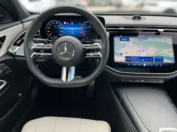 MERCEDES-BENZ E 220 d AMG Night SUPERSCREEN Pano Burm4D