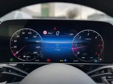 MERCEDES-BENZ E 220 d AMG Night SUPERSCREEN Pano Burm4D