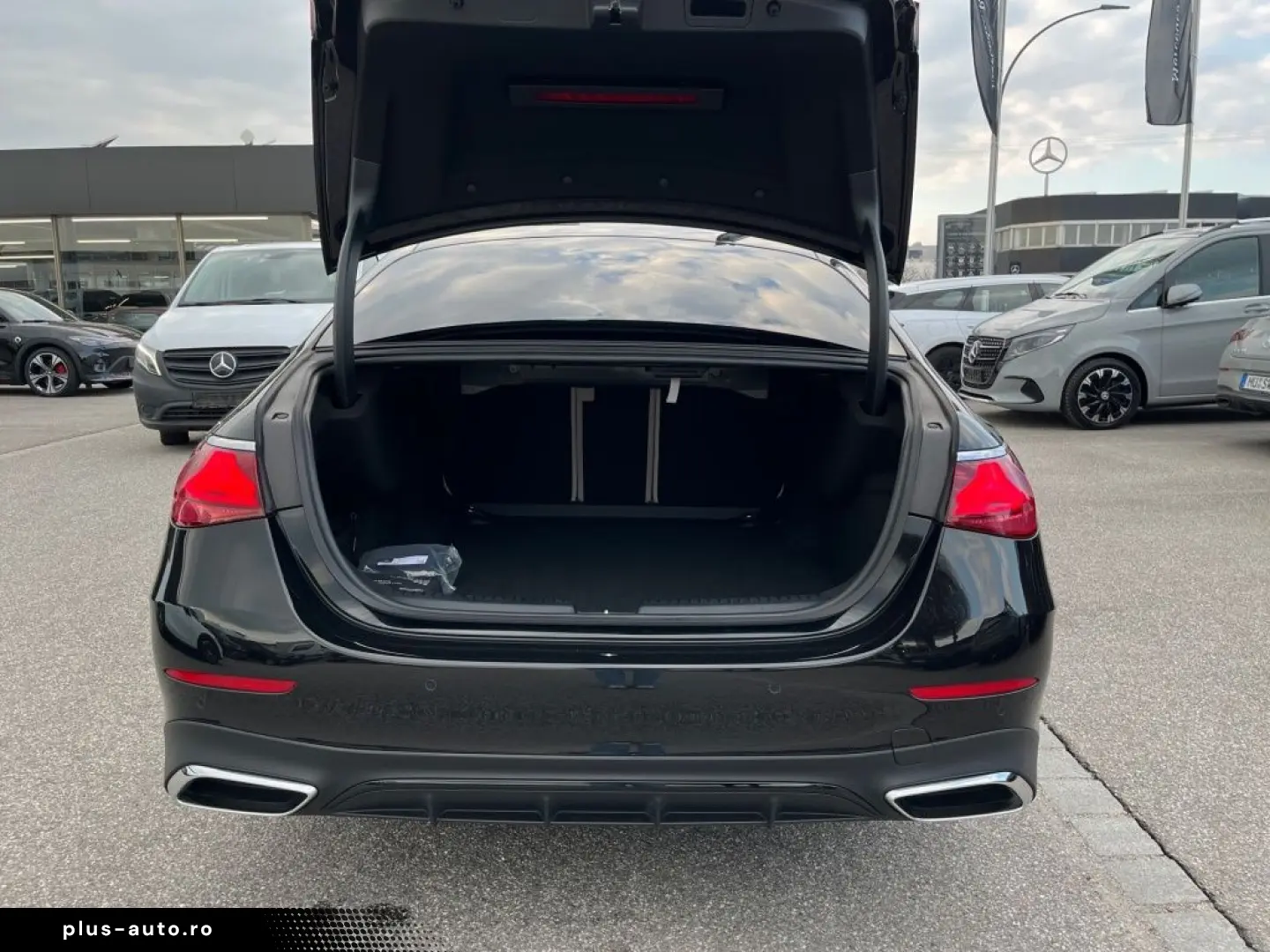 MERCEDES-BENZ E 220 d AMG Night SUPERSCREEN Pano Burm4D