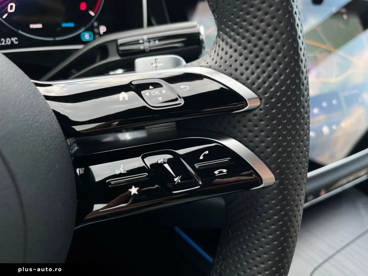 MERCEDES-BENZ E 220 d AMG Night SUPERSCREEN Pano Burm4D